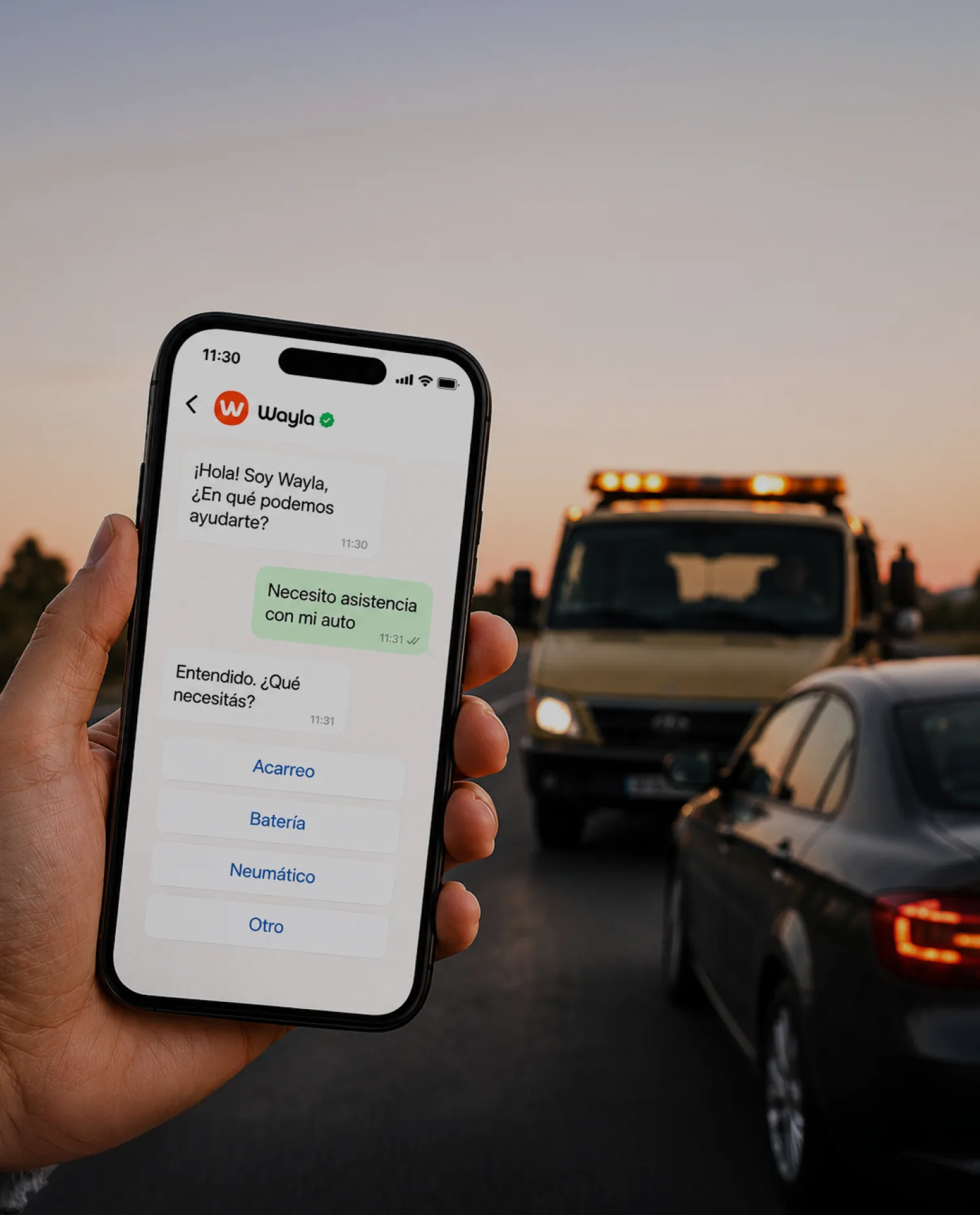 Persona pidiendo asistencia vehicular a Wayla desde el celular, con una grúa detrás